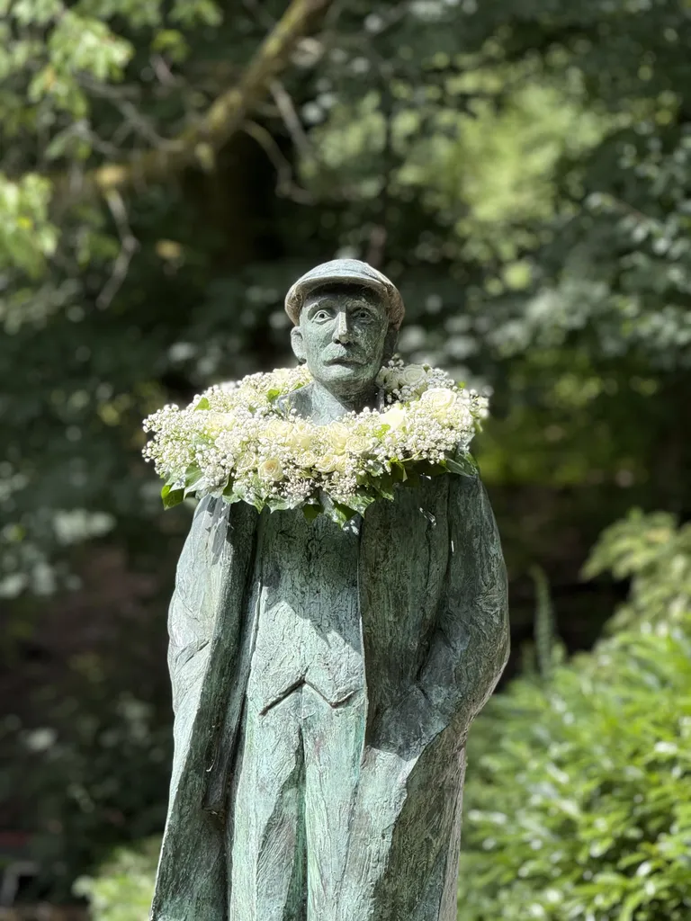 Saddleworth celebrates white rose at Yorkshire Day ceremony in Uppermill