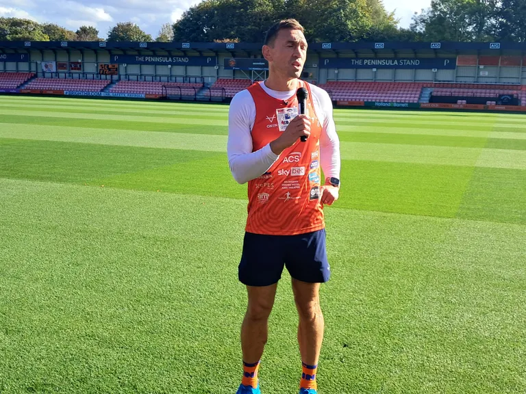 Saddleworth residents line streets for Sir Kevin Sinfield's 7 in 7 run